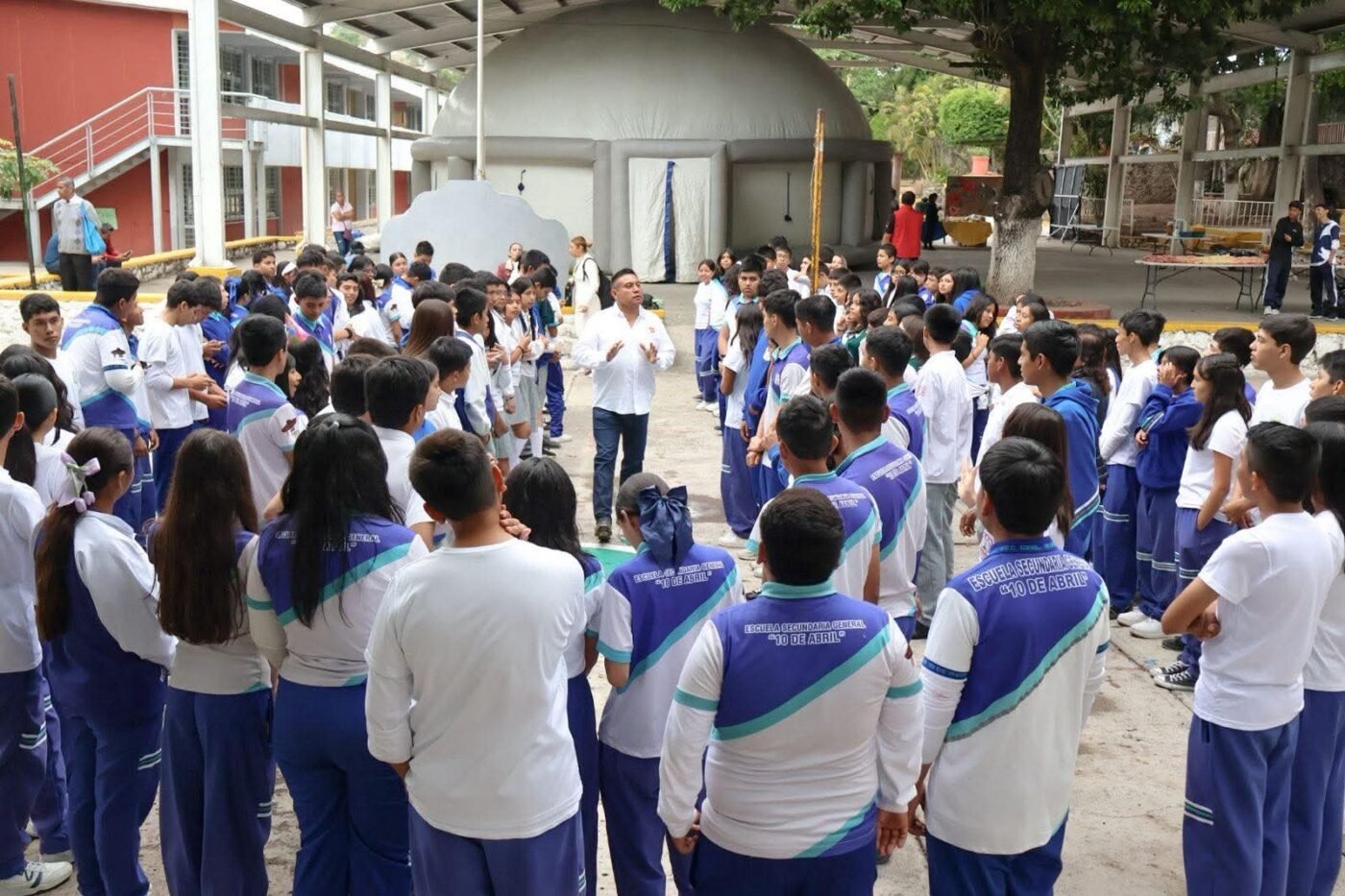 #Festeja diputada Tania Valentina Rodríguez el Día del Estudiante en Emiliano Zapata.