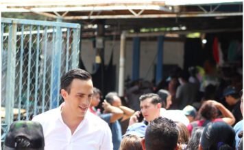 #Cuernavaca Daniel Martínez Terrazas celebra con vecinos la Fiesta Patronal de Villa Santiago.