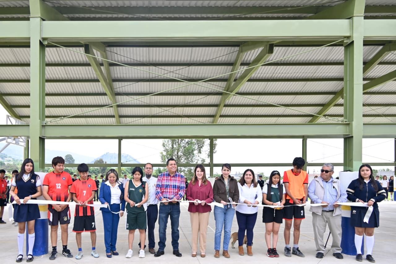 #Totolapan ENTREGA MARGARITA GONZÁLEZ SARAVIA NUEVA CANCHA TECHADA A ESTUDIANTES.