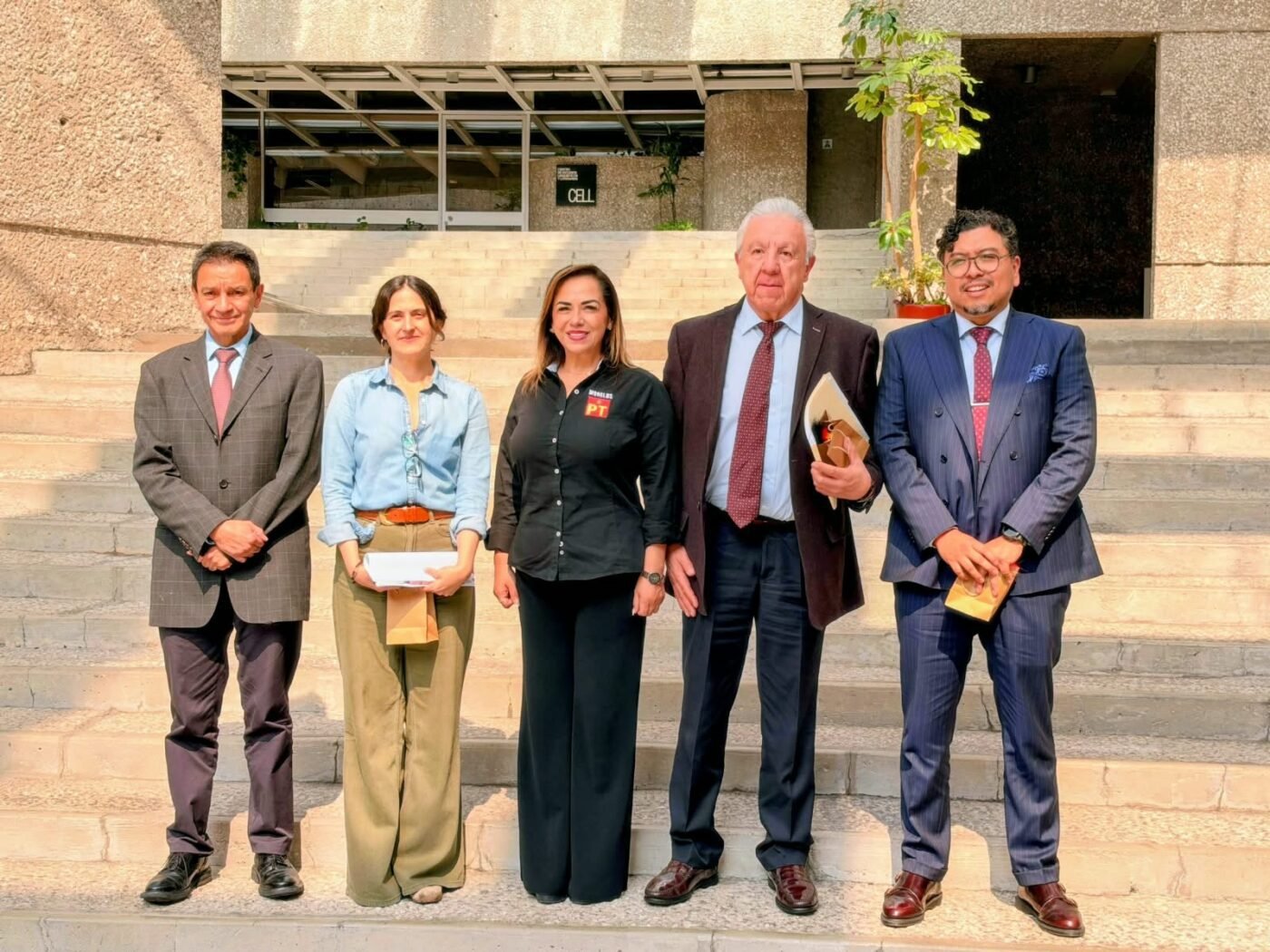 ¡MÁS LIBROS PARA MORELOS! RECIBE TANIA VALENTINA IMPORTANTE DONACIÓN DE EL COLEGIO DE MÉXICO (COLMEX).